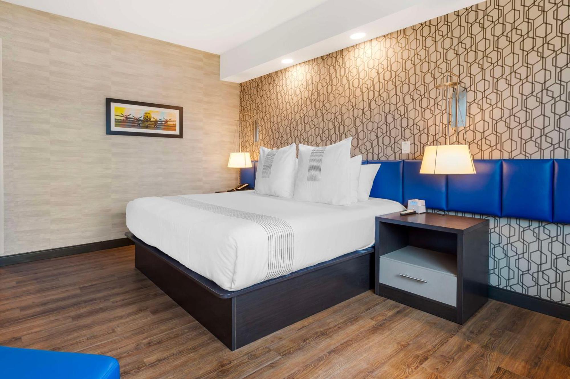 Glo Best Western Kanata Ottawa West Exterior photo